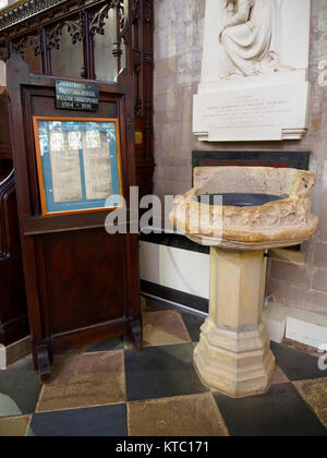 Mittelalterliche font, Kirche der Heiligen Dreifaltigkeit, Stratford-upon-Avon Stockfoto