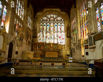 Altar und Glasfenster, Kirche der Heiligen Dreifaltigkeit, Stratford-upon-Avon Stockfoto