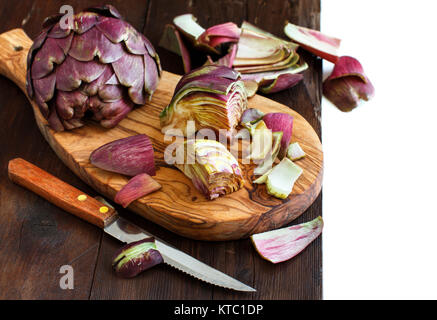 Römische Artischocken auf einem Holzbrett Stockfoto