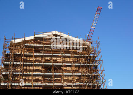 Umfangreiche Gerüst sie Plattformen für die Arbeit an einer Kirche in Umstrukturierung. Stockfoto