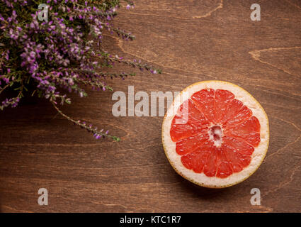 Cut Grapefruit auf hölzernen Hintergrund Stockfoto