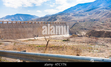 Al Mujib Talsperre im Flussbett des Wadi Mujib Fluss Stockfoto