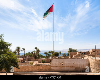 Flagge der Arabischen Revolte über Mamluk Schloss in Aqaba. Stockfoto