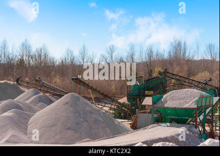 Kies Aggregat Extraktion. Maschinen vertrieb und Klassifikation nach Größe Kies. Stockfoto