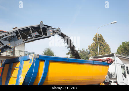 Kaltfräse für die Instandsetzung der Straße Stockfoto