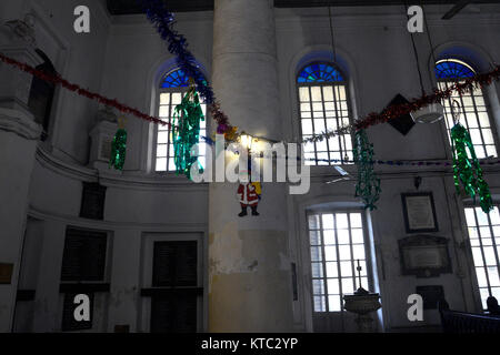 Kolkata, Indien. 22 Dez, 2017. Innenraum der Kirche schmückt voran wenn Weihnachten in Kolkata. Orden St. Johannes Kirche vor Weihnachten am 22. Dezember 2017 in Kalkutta. Credit: Saikat Paul/Pacific Press/Alamy leben Nachrichten Stockfoto