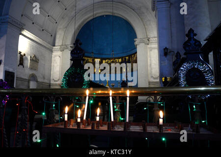 Kolkata, Indien. 22 Dez, 2017. Innenraum der Kirche schmückt voran wenn Weihnachten in Kolkata. Orden St. Johannes Kirche vor Weihnachten am 22. Dezember 2017 in Kalkutta. Credit: Saikat Paul/Pacific Press/Alamy leben Nachrichten Stockfoto