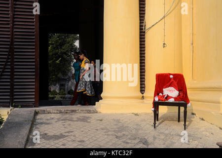 Kolkata, Indien. 22 Dez, 2017. Santa Claus gehalten unter Sonne Licht in der Kirche vor Weihnachten in Kalkutta. Dekoration der Kirche St. Johannes vor Weihnachten am 22. Dezember 2017 in Kalkutta. Credit: Saikat Paul/Pacific Press/Alamy leben Nachrichten Stockfoto