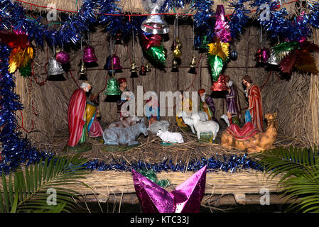 Kolkata, Indien. 22 Dez, 2017. Krippe in der St. Johannes Kirche in Kalkutta eingerichtet. Dekoration der Kirche St. Johannes vor Weihnachten am 22. Dezember 2017 in Kalkutta. Credit: Saikat Paul/Pacific Press/Alamy leben Nachrichten Stockfoto