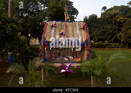 Kolkata, Indien. 22 Dez, 2017. Krippe in der St. Johannes Kirche in Kalkutta eingerichtet. Dekoration der Kirche St. Johannes vor Weihnachten am 22. Dezember 2017 in Kalkutta. Credit: Saikat Paul/Pacific Press/Alamy leben Nachrichten Stockfoto