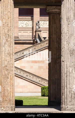 Laubengang mit Säulen der Alten Nationalgalerie in Berlin. Stockfoto