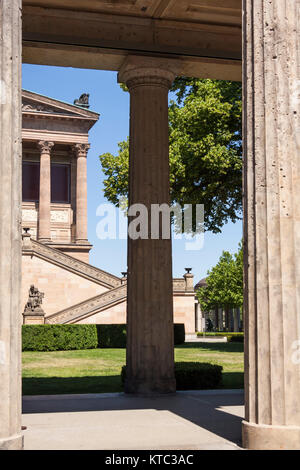 Laubengang mit Säulen der Alten Nationalgalerie in Berlin. Stockfoto