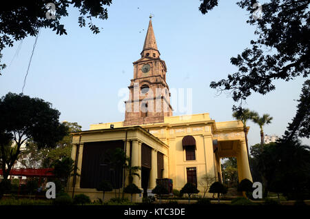 Kolkata, Indien. 22 Dez, 2017. Inder sauber Kirche Dach vor Weihnachten in Kalkutta. Dekoration der Kirche St. Johannes vor Weihnachten am 22. Dezember 2017 in Kalkutta. Credit: Saikat Paul/Pacific Press/Alamy leben Nachrichten Stockfoto