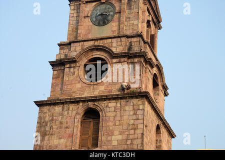 Kolkata, Indien. 22 Dez, 2017. Inder sauber Kirche Dach vor Weihnachten in Kalkutta. Dekoration der Kirche St. Johannes vor Weihnachten am 22. Dezember 2017 in Kalkutta. Credit: Saikat Paul/Pacific Press/Alamy leben Nachrichten Stockfoto