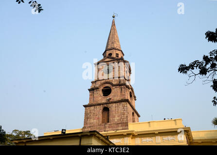 Kolkata, Indien. 22 Dez, 2017. Inder sauber Kirche Dach vor Weihnachten in Kalkutta. Dekoration der Kirche St. Johannes vor Weihnachten am 22. Dezember 2017 in Kalkutta. Credit: Saikat Paul/Pacific Press/Alamy leben Nachrichten Stockfoto