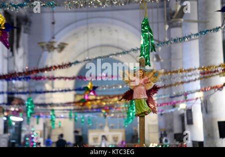 Kolkata, Indien. 22 Dez, 2017. Innenraum der Kirche schmückt voran wenn Weihnachten in Kolkata. Orden St. Johannes Kirche vor Weihnachten am 22. Dezember 2017 in Kalkutta. Credit: Saikat Paul/Pacific Press/Alamy leben Nachrichten Stockfoto