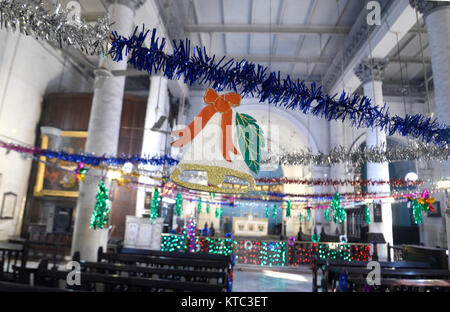 Kolkata, Indien. 22 Dez, 2017. Innenraum der Kirche schmückt voran wenn Weihnachten in Kolkata. Orden St. Johannes Kirche vor Weihnachten am 22. Dezember 2017 in Kalkutta. Credit: Saikat Paul/Pacific Press/Alamy leben Nachrichten Stockfoto