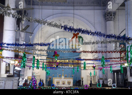 Kolkata, Indien. 22 Dez, 2017. Innenraum der Kirche schmückt voran wenn Weihnachten in Kolkata. Orden St. Johannes Kirche vor Weihnachten am 22. Dezember 2017 in Kalkutta. Credit: Saikat Paul/Pacific Press/Alamy leben Nachrichten Stockfoto