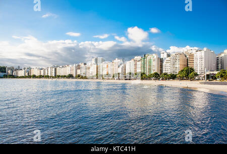 Icarai Strand in der Bucht von Guanabara aus Niteroi, Rio de Janeiro, Brasilien. Stockfoto