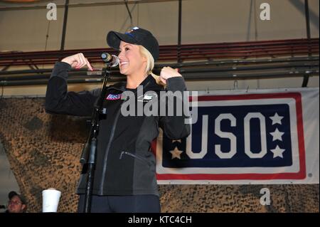 Country Music Artist Kellie Pickler während der USO Urlaub Truppenbesuch in Bagram Air Field Dezember 9, in Bagram, Afghanistan 2014. Stockfoto