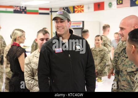 Komiker Rob Riggle Chats mit militärischen Service Mitglieder während der USO Urlaub Truppenbesuch in Bagram Air Field Dezember 9, in Bagram, Afghanistan 2014. Stockfoto