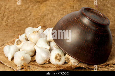 Knoblauch aus einer Keramik Schüssel Stockfoto