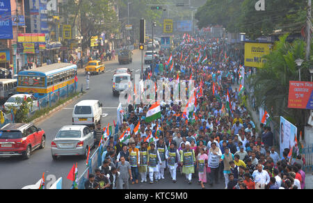 Kolkata, Indien. 22 Dez, 2017. Trinamool Congress Führer und Mitglied des Parlaments Abhishek Banerjee und andere Trinamool Congress Führer, Aktivisten und Unterstützer nehmen an einer Kundgebung für den Rückzug der Finanziellen Auflösung und die Einlagensicherung (Frdi) Rechnung. Credit: Sanjay Purkait/Pacific Press/Alamy leben Nachrichten Stockfoto