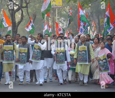 Kolkata, Indien. 22 Dez, 2017. Trinamool Congress Führer und Mitglied des Parlaments Abhishek Banerjee und andere Trinamool Congress Führer, Aktivisten und Unterstützer nehmen an einer Kundgebung für den Rückzug der Finanziellen Auflösung und die Einlagensicherung (Frdi) Rechnung. Credit: Sanjay Purkait/Pacific Press/Alamy leben Nachrichten Stockfoto