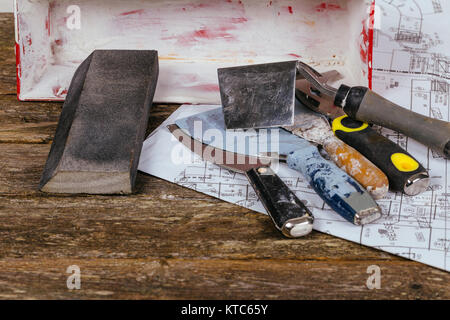Holz- Hintergrund und Gips Kelle Werkzeuge und Spachtel auf Erneuerung Konzept. Stockfoto