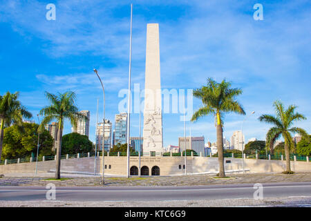 SAO PAULO, Brasilien - 20. APRIL 2015: Obelisk von Sao Paulo Ibirapuera Park am 20. April 2015, Brasilien. Dieses Denkmal ist ein Symbol des Verfassungsvertrags Stockfoto