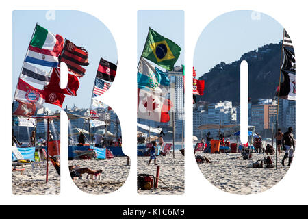 Wort RIO. Strand von Copacabana in Rio de Janeiro, Brasilien Stockfoto