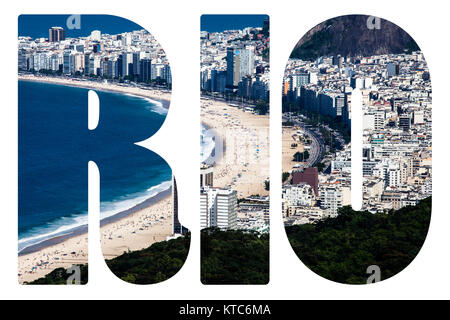 Wort RIO. Strand von Copacabana in Rio de Janeiro, Brasilien Stockfoto