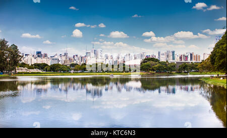 Sao Paulo Skyline vom Ibirapuera Park, Brasilien. Stockfoto