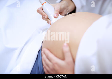 Arzt, Ultraschall für Schwangere, Ultraschall ist sicher und schmerzlos, Nahaufnahme der Frauen Bauch im dritten Trimester, Körper par Stockfoto