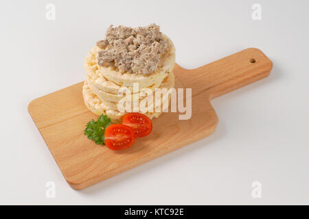 Reis Brot mit Fisch verteilt Stockfoto