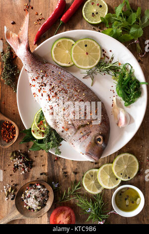 Fisch roh mit Gewürzen und Kräutern Stockfoto