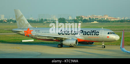 Singapur - Dec 14, 2015. Ein jetstar Flugzeug am Flughafen Changi in Singapur. Changi Intl Airport ist einer der größten Verkehrsknotenpunkte in Southeas Stockfoto