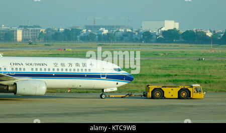 Singapur - Dec 14, 2015. Ein Flugzeug auf der Landebahn am Flughafen Changi in Singapur. Changi Intl Airport ist einer der größten Verkehrsknotenpunkte Stockfoto