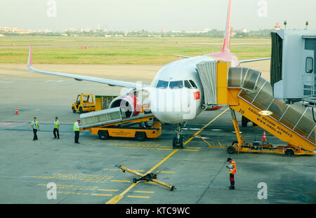 Singapur - Dec 14, 2015. Ein Flugzeug Docking am Flughafen Changi in Singapur. Changi Intl Airport ist einer der größten Verkehrsknotenpunkte in Southea Stockfoto