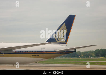 Singapur - Dec 14, 2015. Ein ziviles Flugzeug Docking am Flughafen Changi in Singapur. Changi Intl Airport ist einer der größten Verkehrsknotenpunkte in So Stockfoto