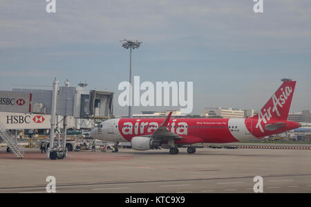 Singapur - Dec 14, 2015. Ein AirAsia Flugzeug Docking am Flughafen Changi in Singapur. Changi Intl Airport ist einer der größten Verkehrsknotenpunkte in Stockfoto