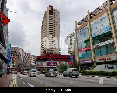 Singapur - Dec 14, 2015. Autos, die auf der Straße in Chinatown, Singapur. Singapur ist ein souveräner Stadtstaat in Südostasien, und die Welt ist nur Stockfoto