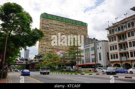 Singapur - Dec 14, 2015. Der Verkehr auf der Hauptstraße in Chinatown, Singapur. Singapur ist ein souveräner Stadtstaat in Südostasien, und die Welt ist nur Stockfoto