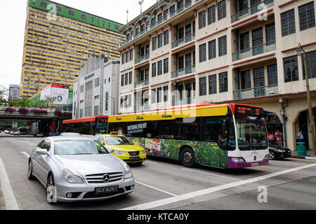 Singapur - Dec 14, 2015. Fahrzeuge anhalten auf der Straße in Chinatown, Singapur. Singapur ist ein souveräner Stadtstaat in Südostasien, und die Welt auf Stockfoto