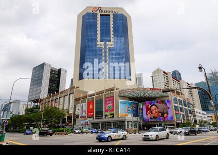 Singapur - Dec 14, 2015. Fahrzeuge laufen auf der Hauptstraße in Chinatown, Singapur. Singapur ist ein souveräner Stadtstaat in Südostasien, und die WORL Stockfoto