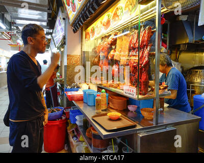 Singapur - Dec 14, 2015. Restaurant auf dem Markt in Chinatown, Singapur. Singapur ist ein souveräner Stadtstaat in Südostasien, und die Welt Stockfoto