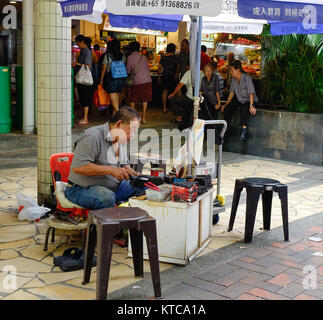 Singapur - Dec 14, 2015. Ein Mann am Markt in Chinatown, Singapur arbeitet. Singapur ist ein souveräner Stadtstaat in Südostasien, und die Welt auf Stockfoto