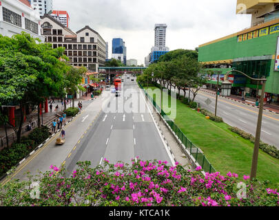 Singapur - Dec 14, 2015. Blick auf die Straße mit vielen Bäumen in Chinatown, Singapur. Singapur ist ein souveräner Stadtstaat in Südostasien, und die Stockfoto