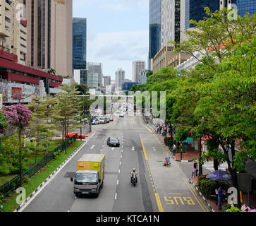 Singapur - Dec 14, 2015. Der Verkehr auf der Hauptstraße in Chinatown, Singapur. Singapur ist ein souveräner Stadtstaat in Südostasien, und die Welt ist nur Stockfoto