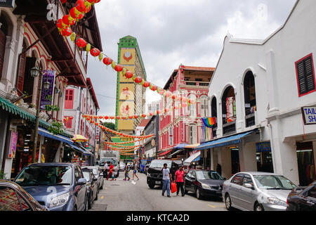 Singapur - Dec 14, 2015. Menschen zu Fuß auf einer alten Straße in Chinatown, Singapur. Chinatown hat sich historisch konzentrierte ethnische Chinesen Population Stockfoto